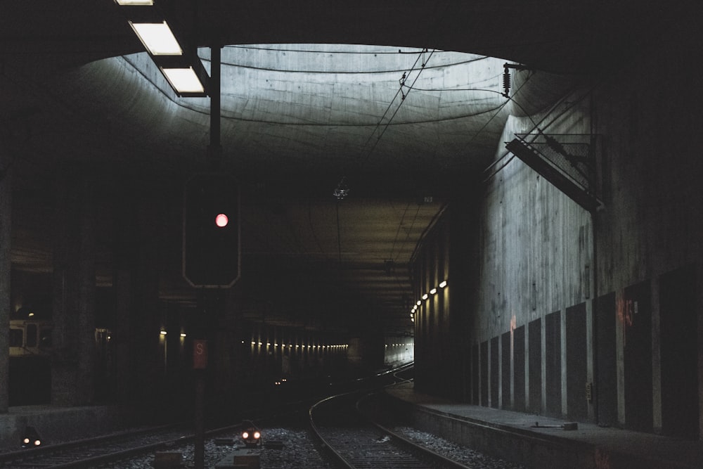 Carril de tren de metal gris durante el día