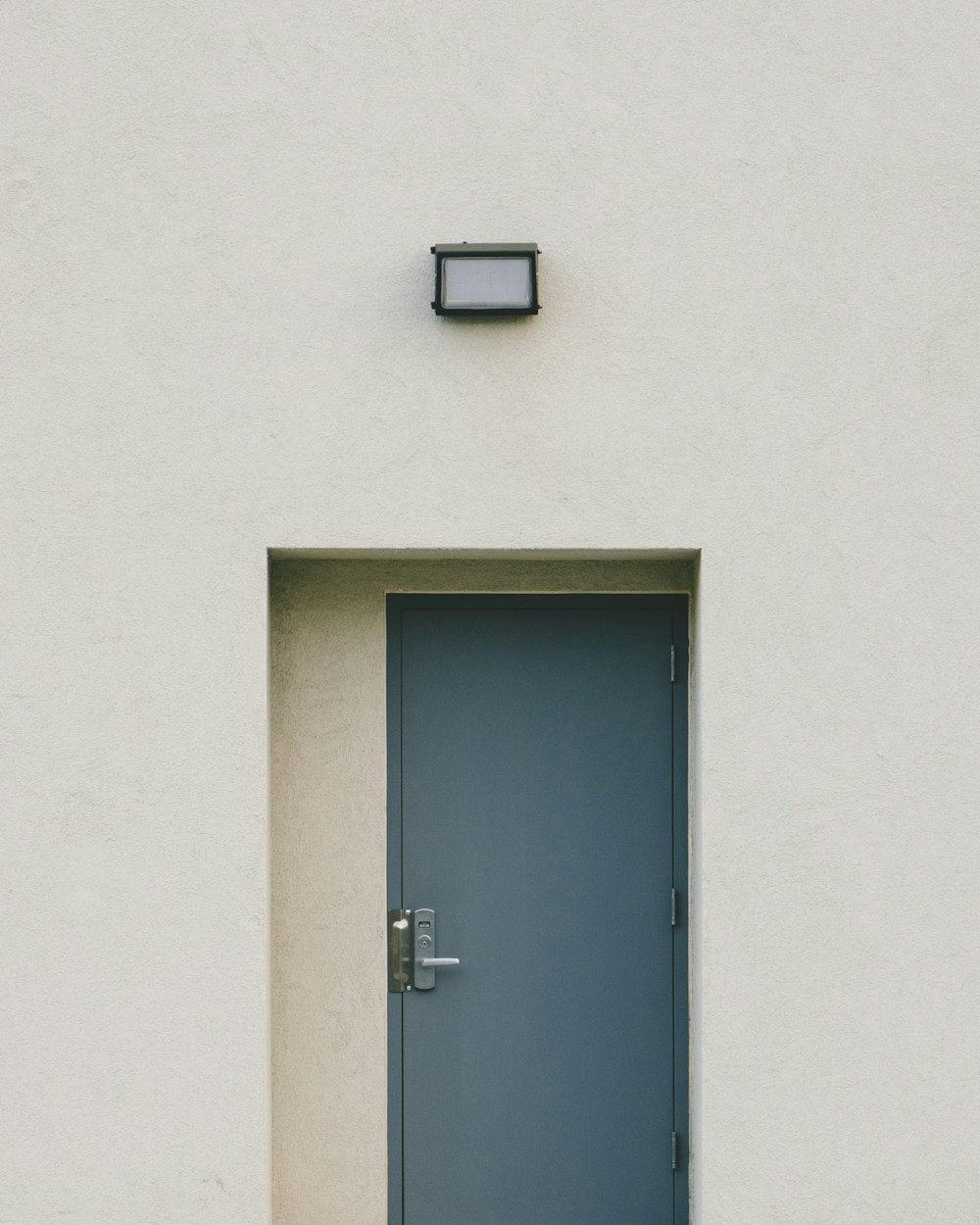 灰色の金属製ドア
