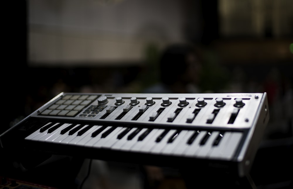 fotografia de foco seletivo do teclado MIDI