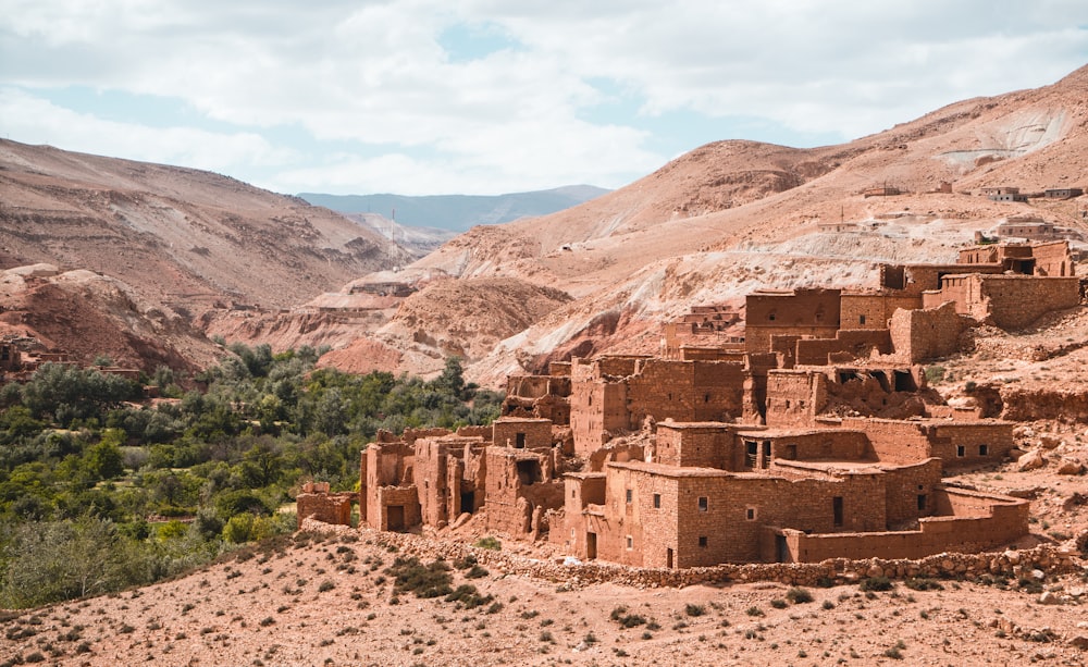 Castillo marrón junto a un cuerpo de agua