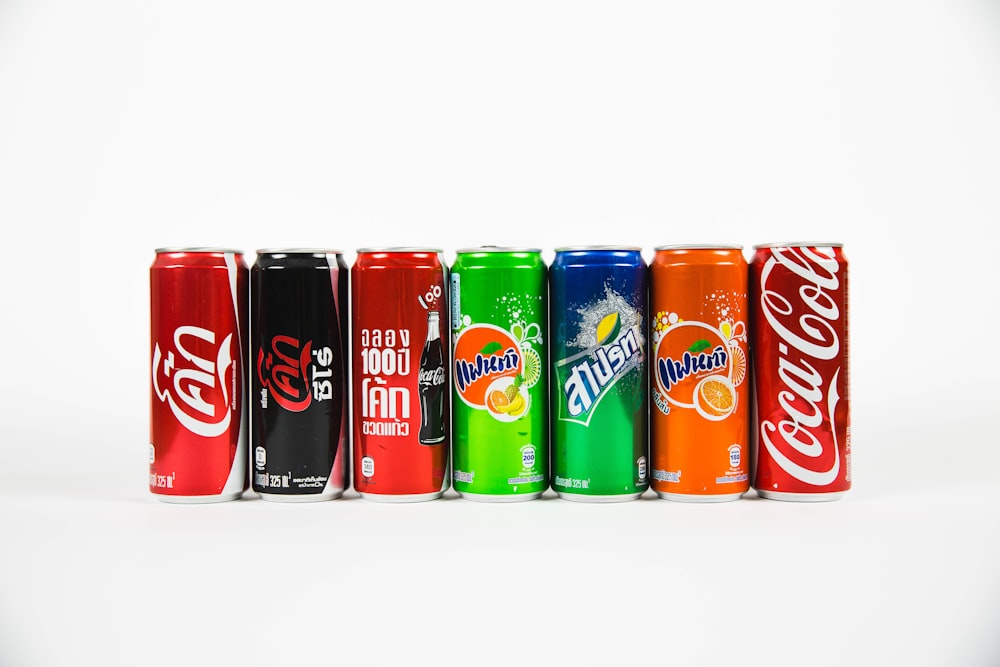 sete latas de refrigerante de marcas variadas