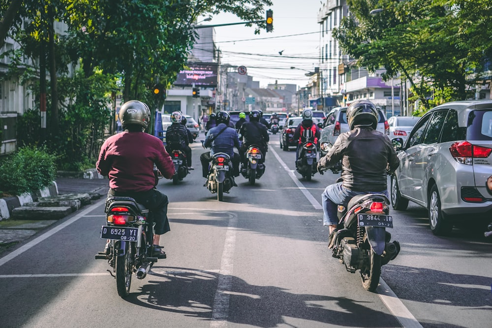 Motocyclettes et véhicules sur la route pendant la journée