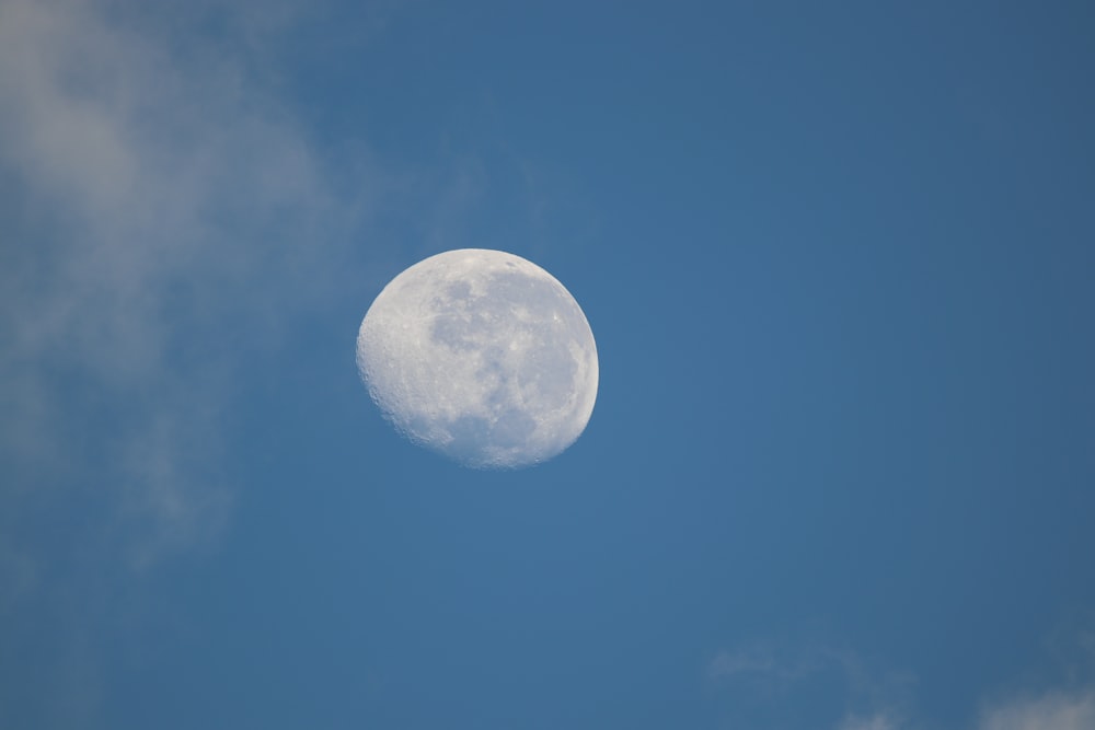 달을 보여주는 맑은 하늘