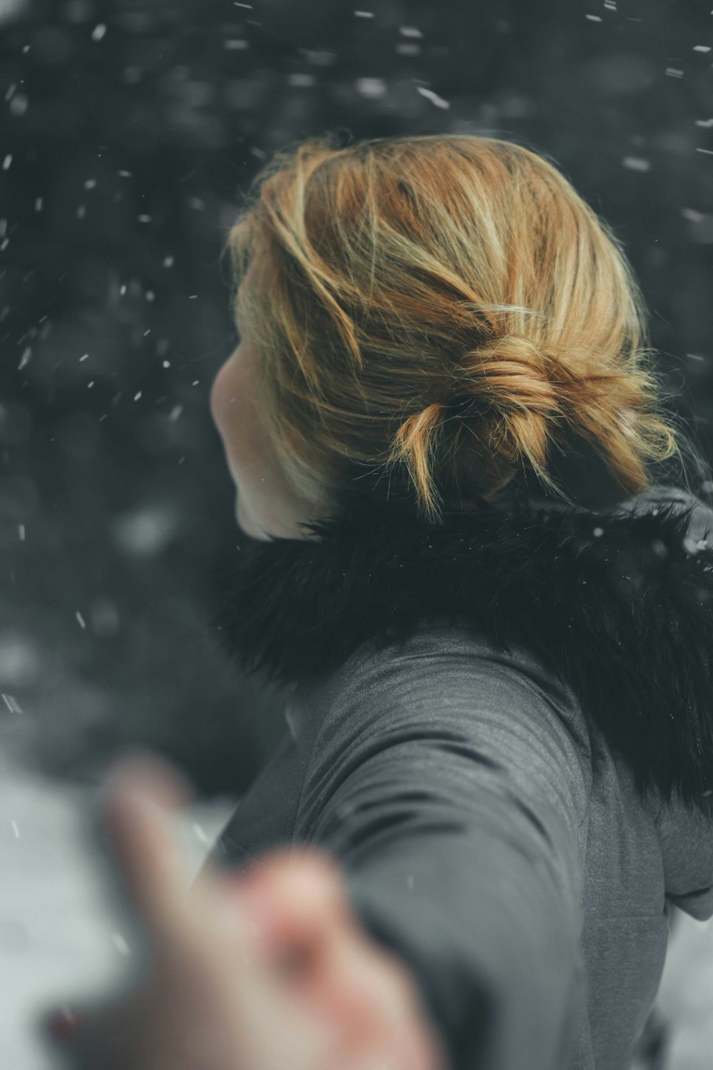 mujer de pelo rubio con parka negra