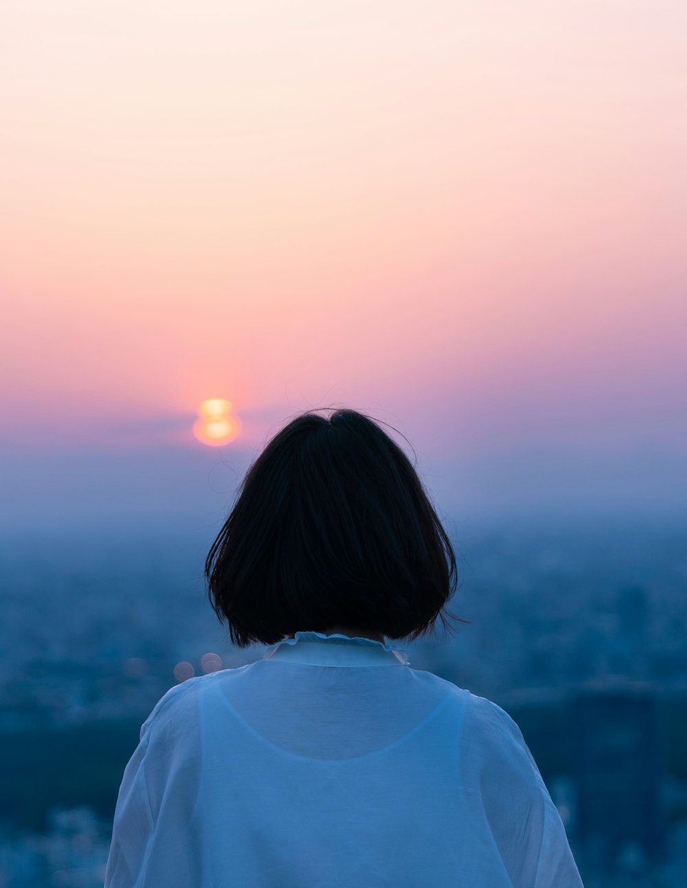 흐린 하늘 아래 흰 상의를 입은 여자