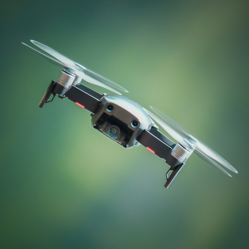 Fotografía de enfoque selectivo de dron cuadricóptero gris y negro