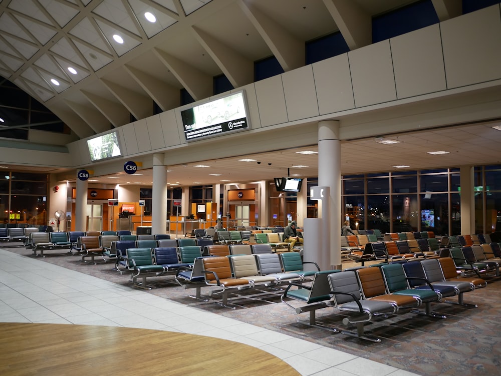 chaises de gang à l’intérieur de l’aéroport