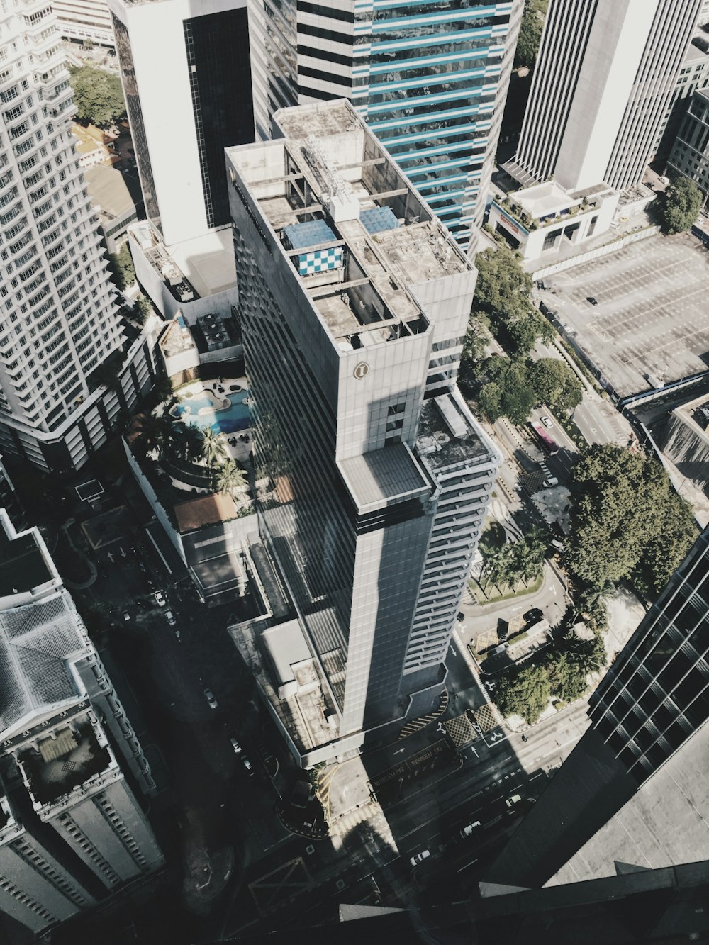 Fotografía aérea de un edificio gris