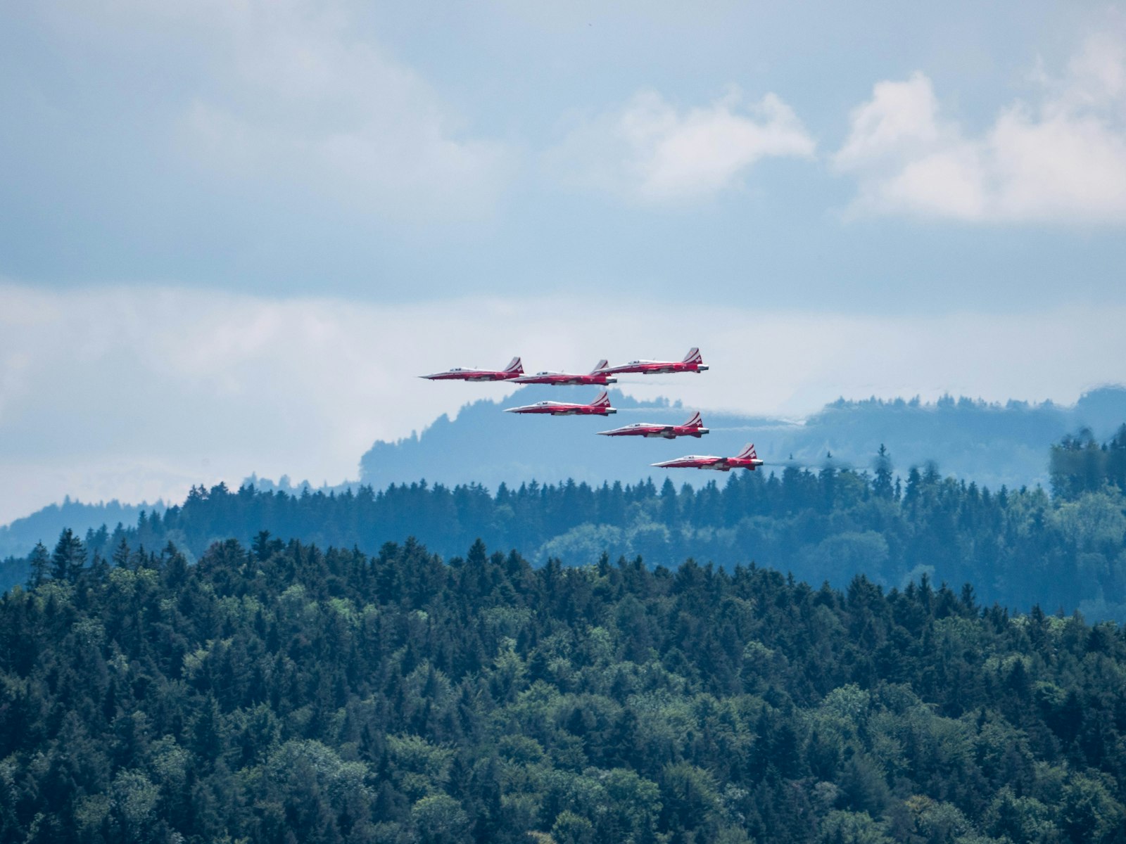 LEICA DG 100-400/F4.0-6.3 sample photo. Red-and-white airplanes flaying above photography