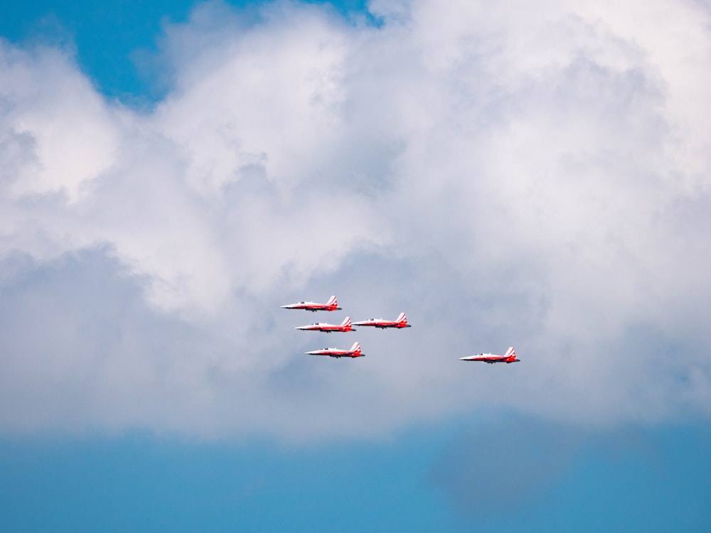 飛行中の5機の赤と白の飛行機