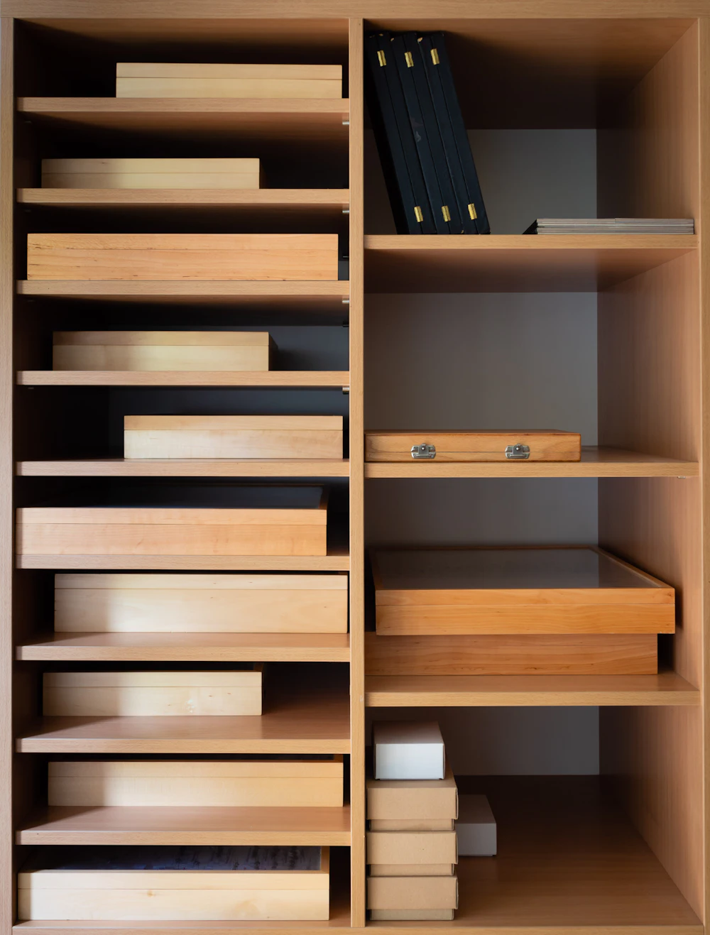 Offenes Wandregal aus Holz, illustrative Aufnahme