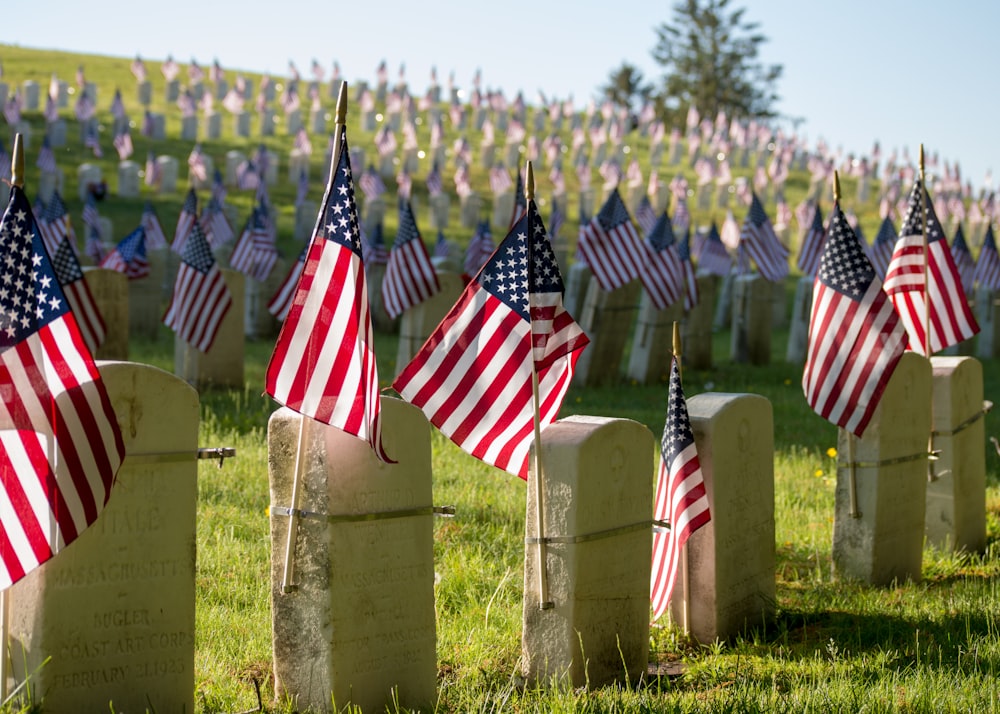 USA-Flaggen auf Grabsteinen