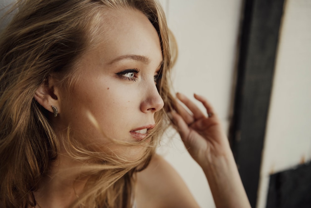 Une femme aux cheveux longs pose pour une photo