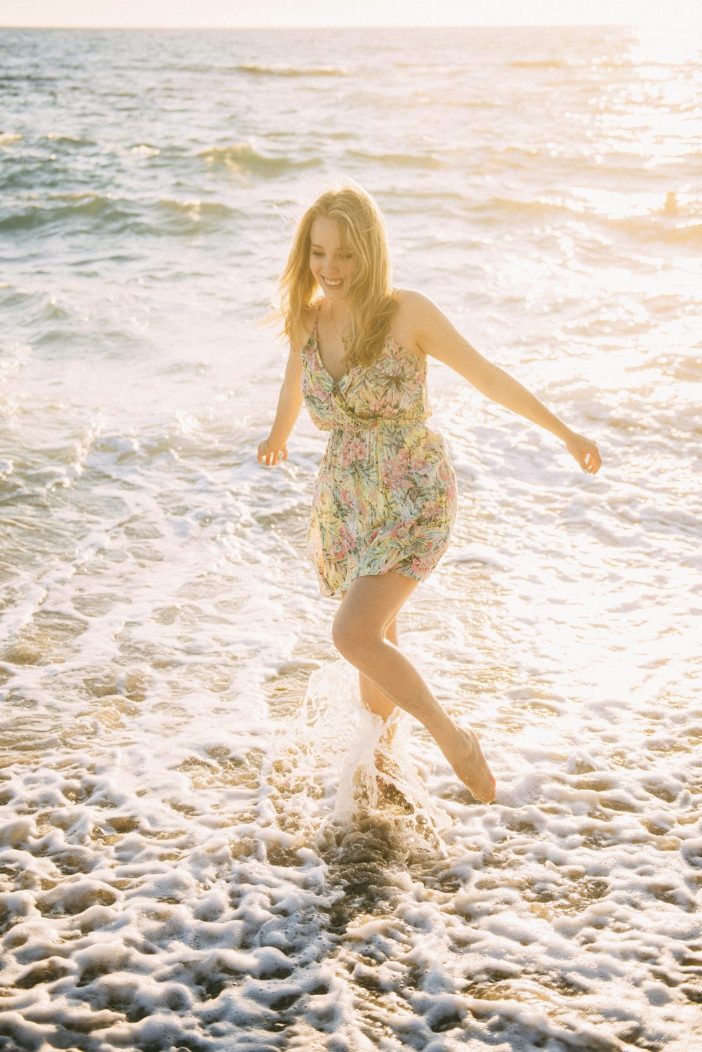 femme jouant sur les vagues de la mer sur la plage