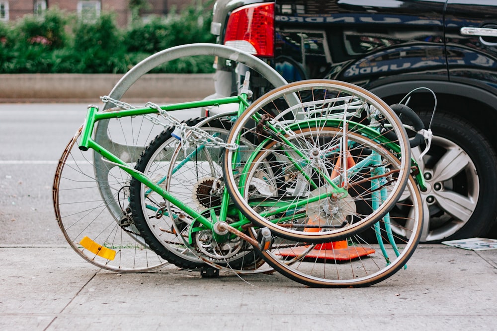 bici da strada verde e nera