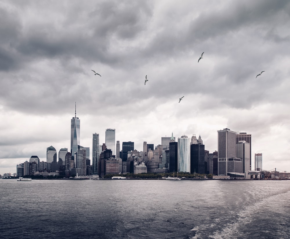 Foto en escala de grises de los rascacielos de Nueva York