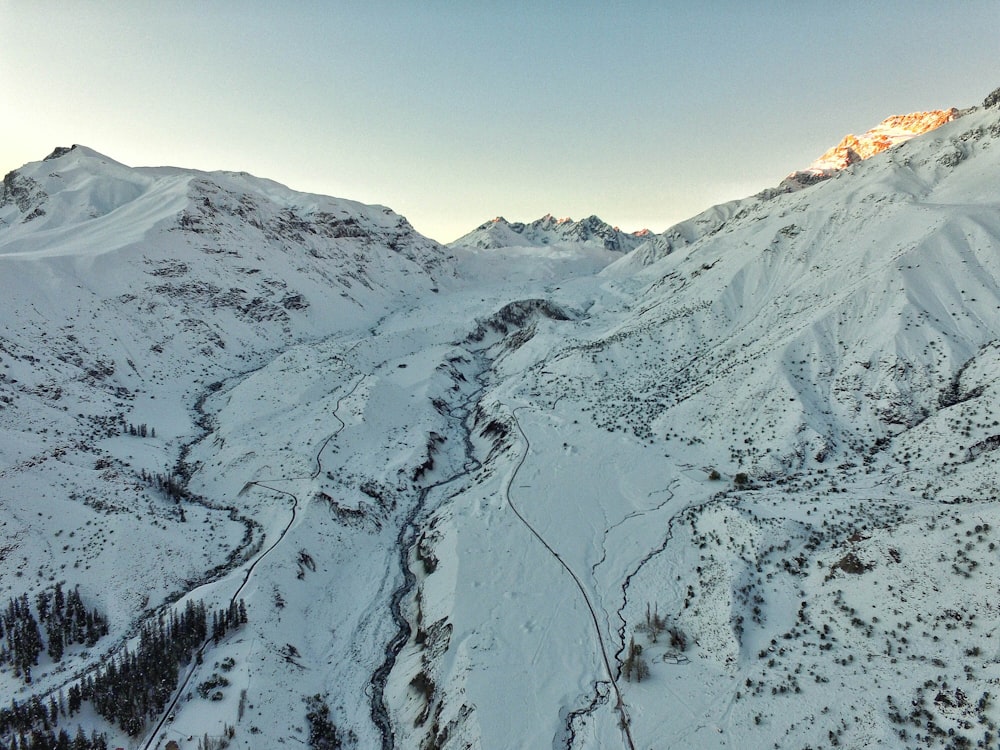 montagne couverte de blanc