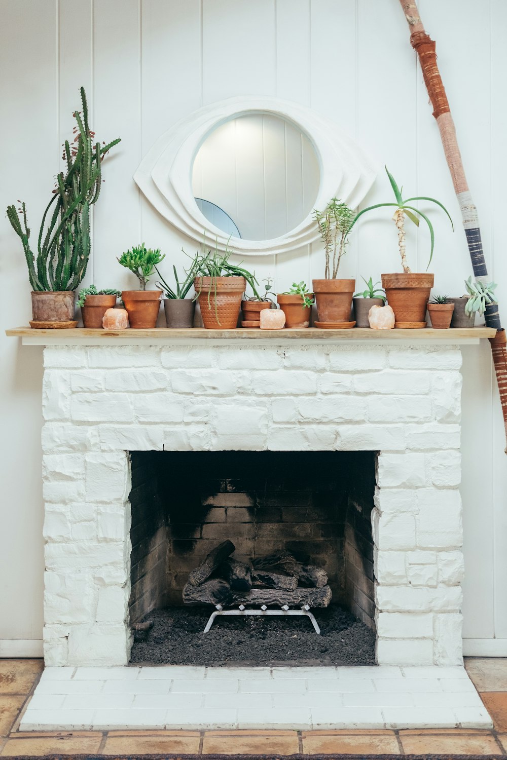 Pots assortis sur le dessus d’une cheminée blanche