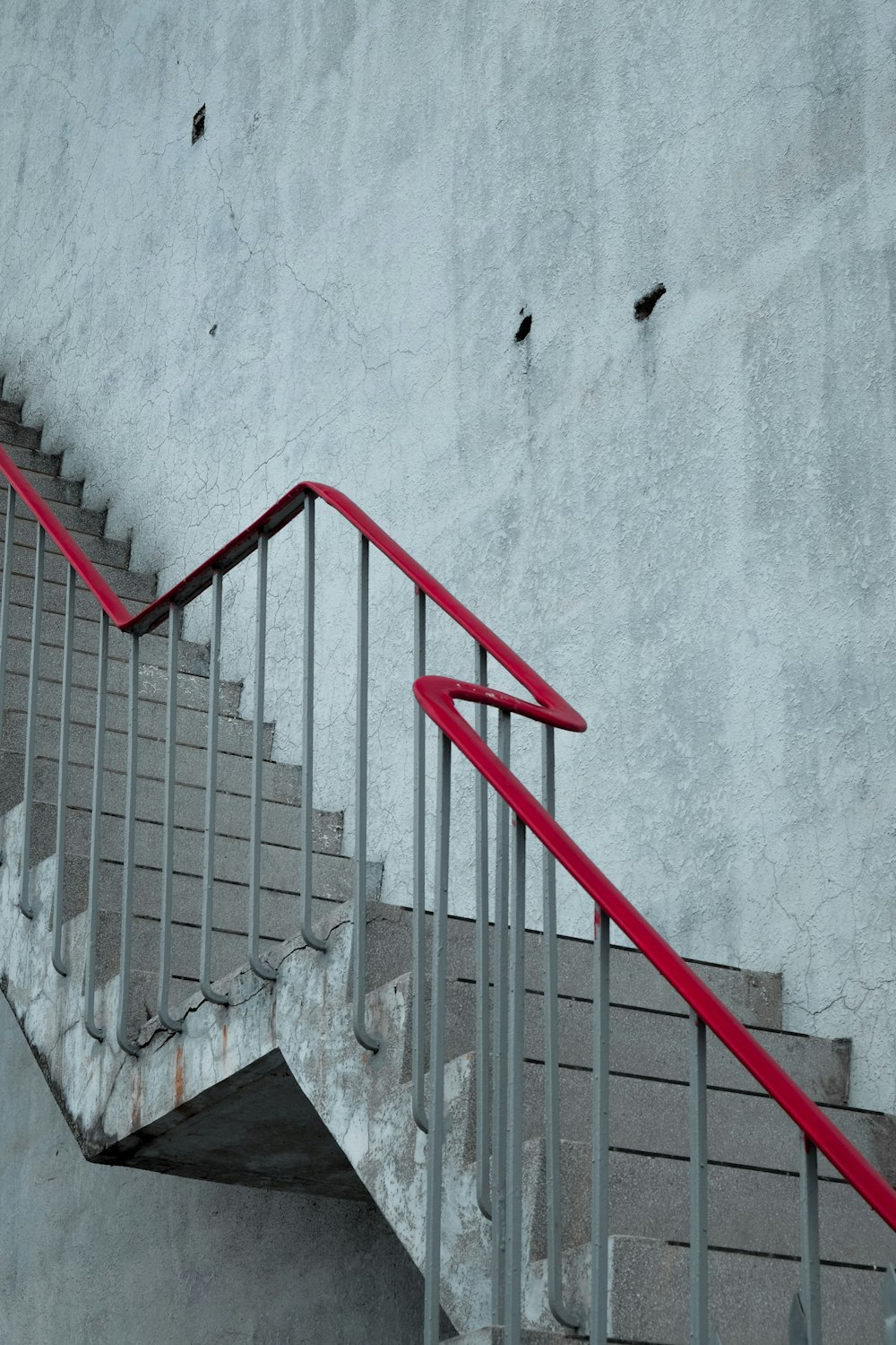 Escalera de barandilla metálica gris y roja