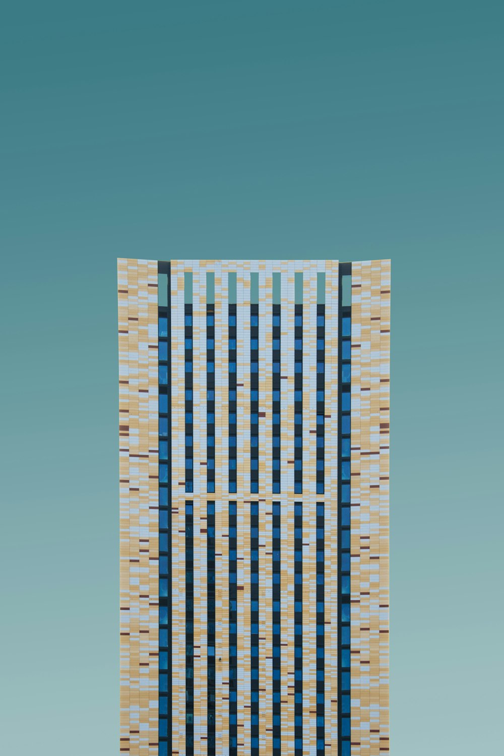 Un edificio alto con un cielo blu sullo sfondo