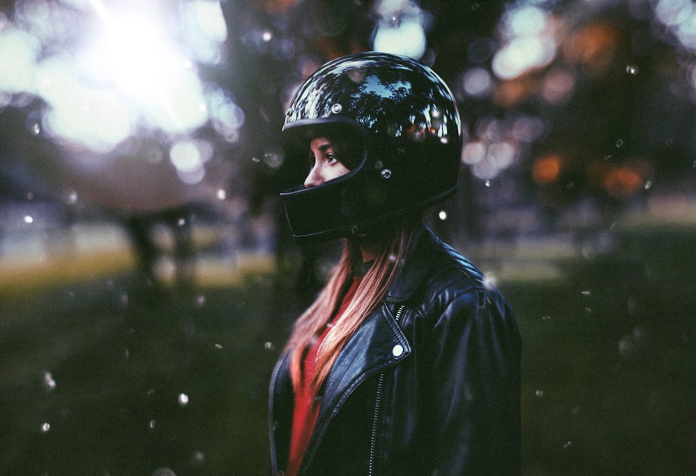 Mujer con casco de motocicleta negro