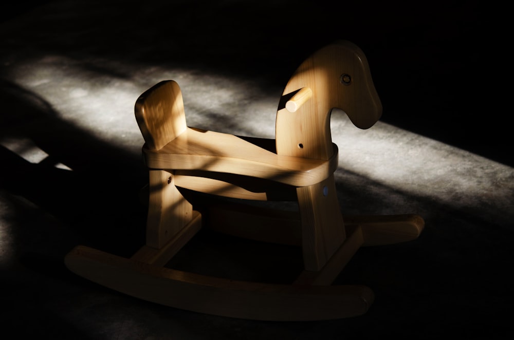 cavallo a dondolo in legno marrone