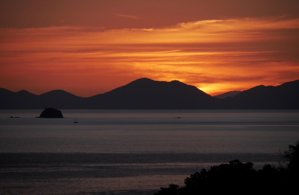 photo de silhouette de montagnes à l’heure dorée