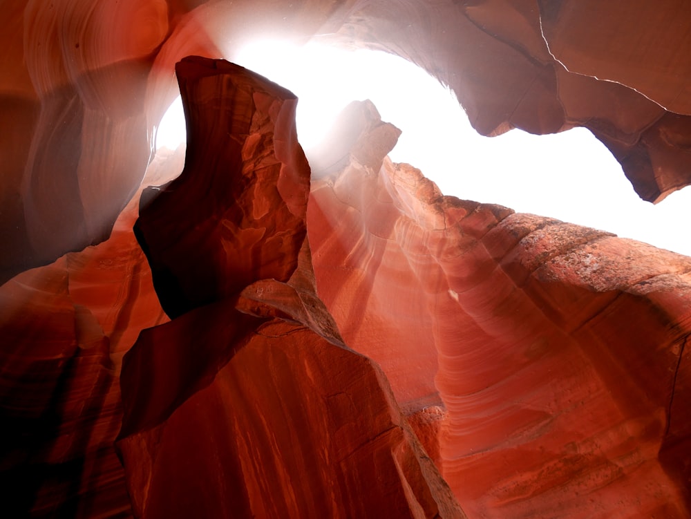 Fotografia ad angolo basso di una formazione rocciosa rossa