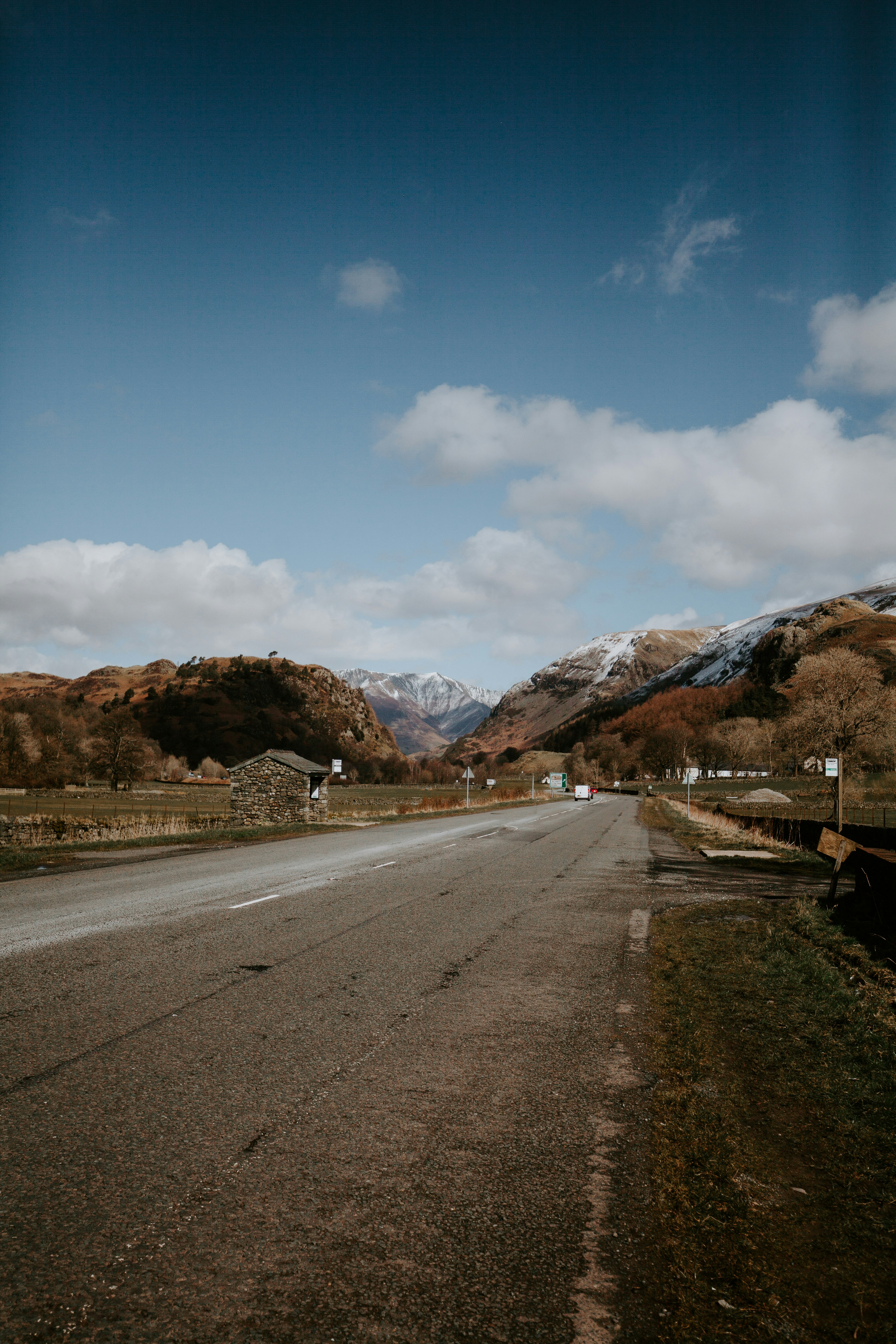 Una carretera vacía con montañas al fondo