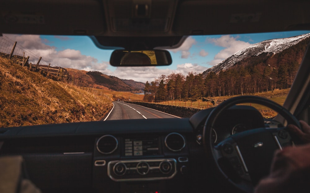 persona alla guida dell'auto