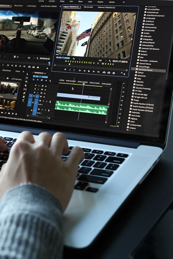 Notebook s otevřeným editorem videa