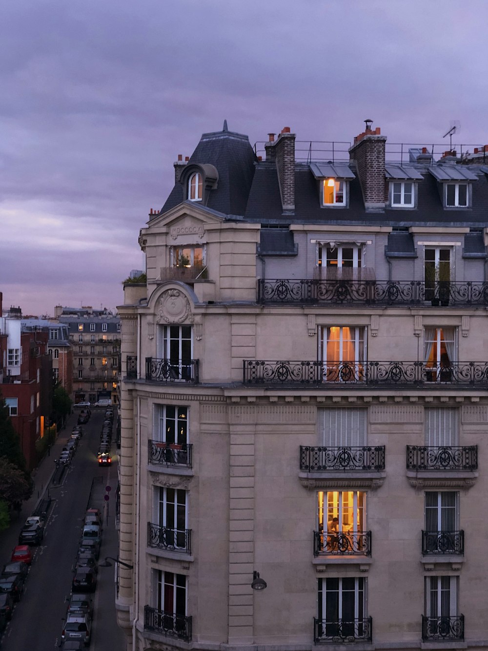 Edificio de hormigón beige bajo el cielo gris durante el día