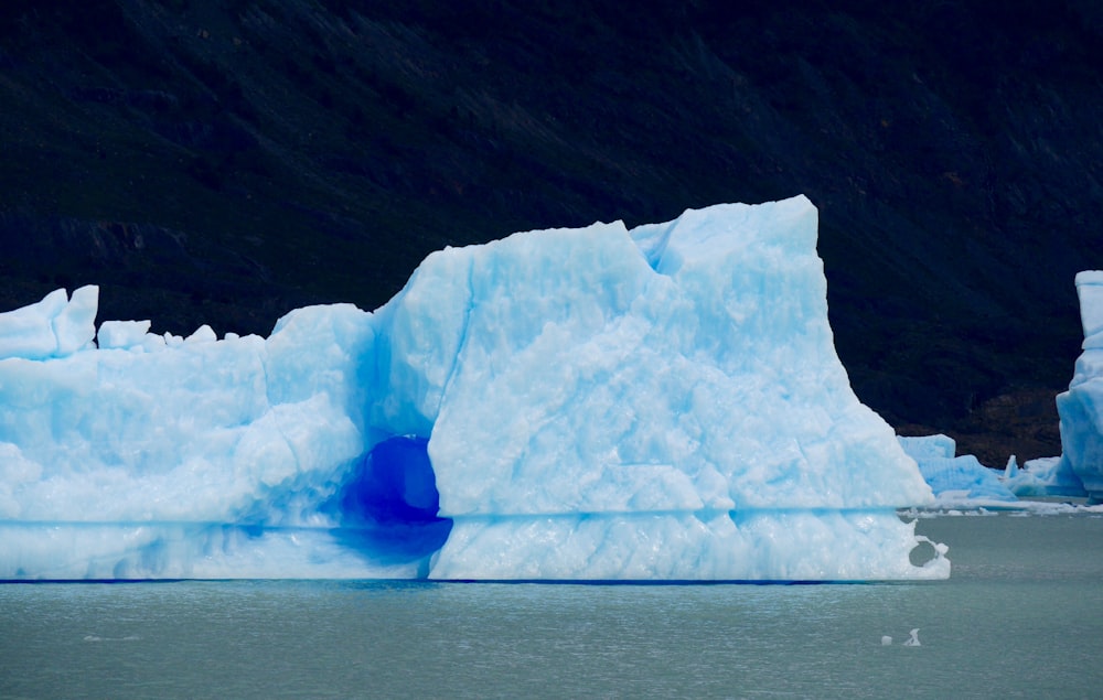 Iceberg en el cuerpo de agua