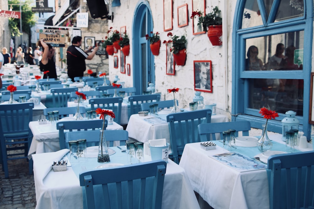 tavoli e sedie bianchi e blu set da pranzo