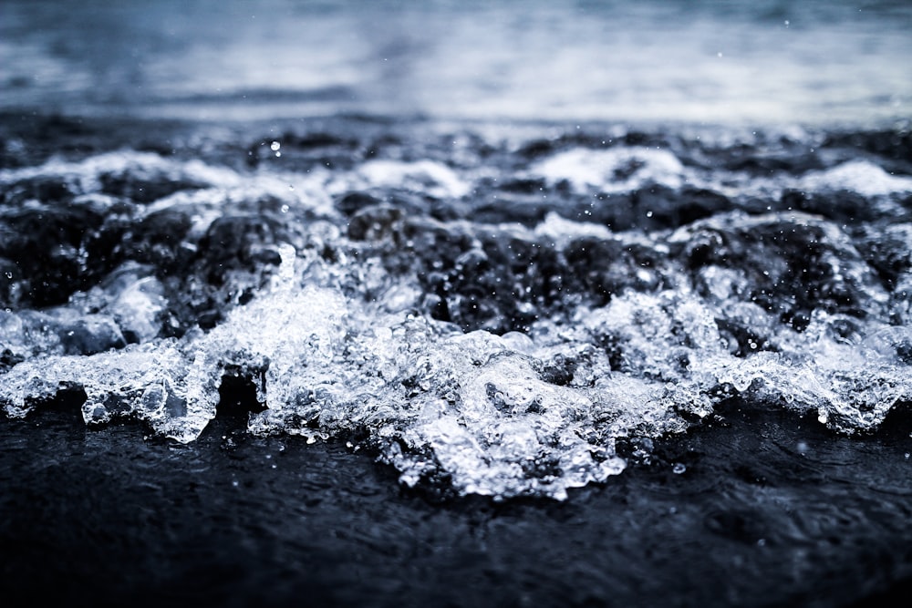 Une photo en noir et blanc de l’eau et des rochers