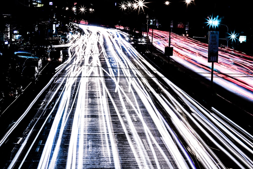 Photographie en accéléré du véhicule qui passe pendant la nuit