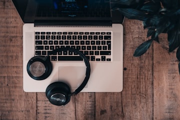 Fone de Condução Óssea vs AirPods: Qual é Mais Seguro para Correr?