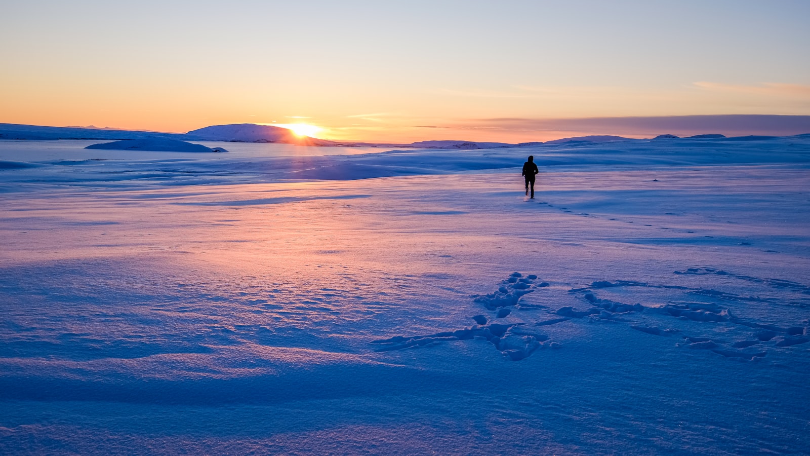 Fujifilm X-T2 + Fujifilm XF 10-24mm F4 R OIS sample photo. Man walking on snowfield photography