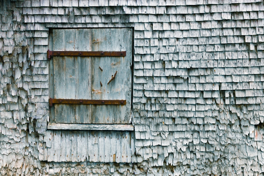 ventana de madera gris