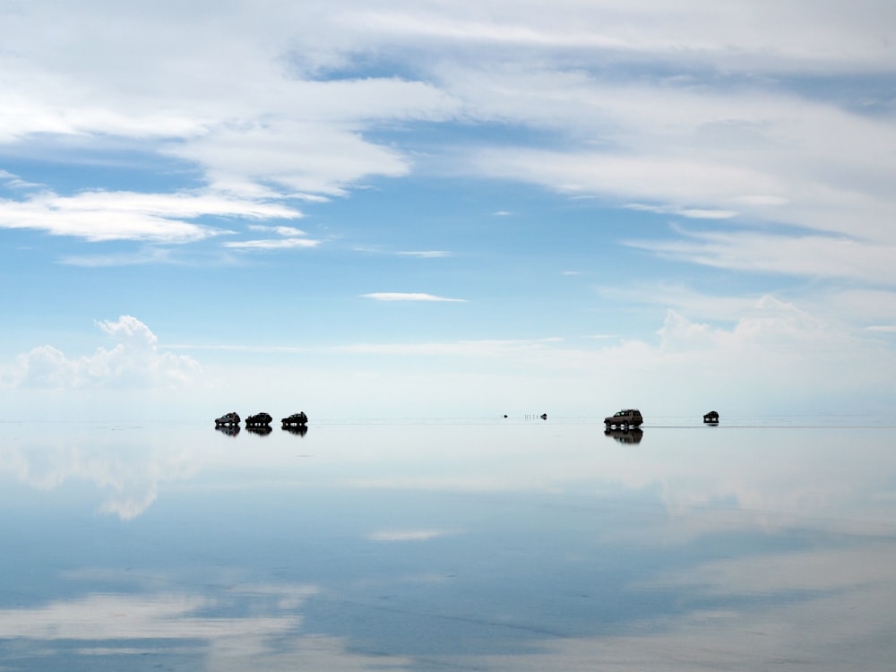 specchio d'acqua sotto il cielo nuvoloso durante il giorno