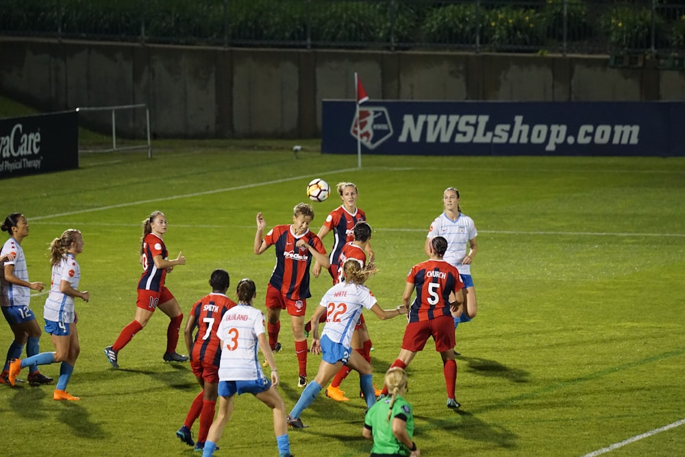 Athlète jouant au football sur le terrain