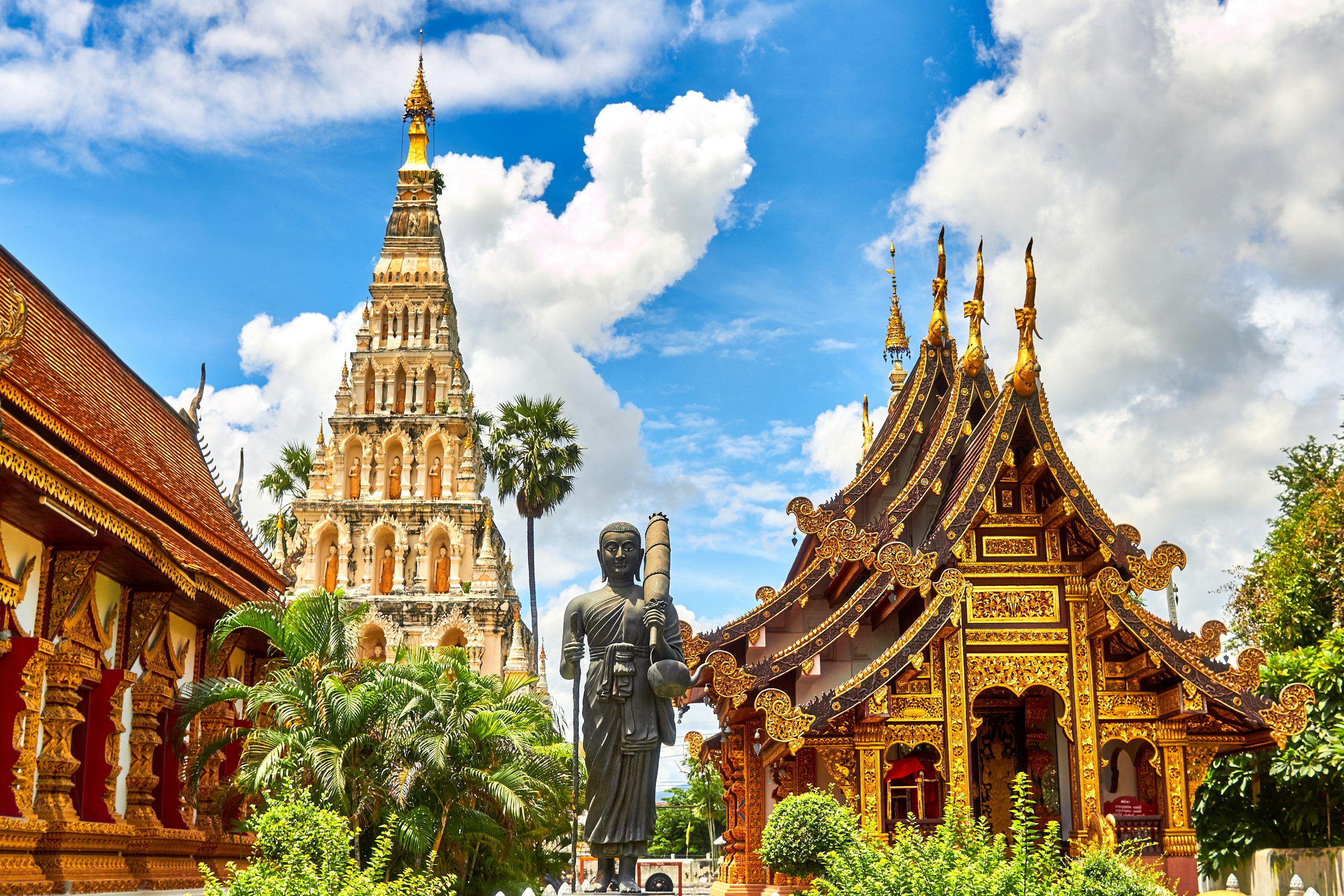 พระพุทธรูปยืนและสถานที่สำคัญของวัดในเวลากลางวัน