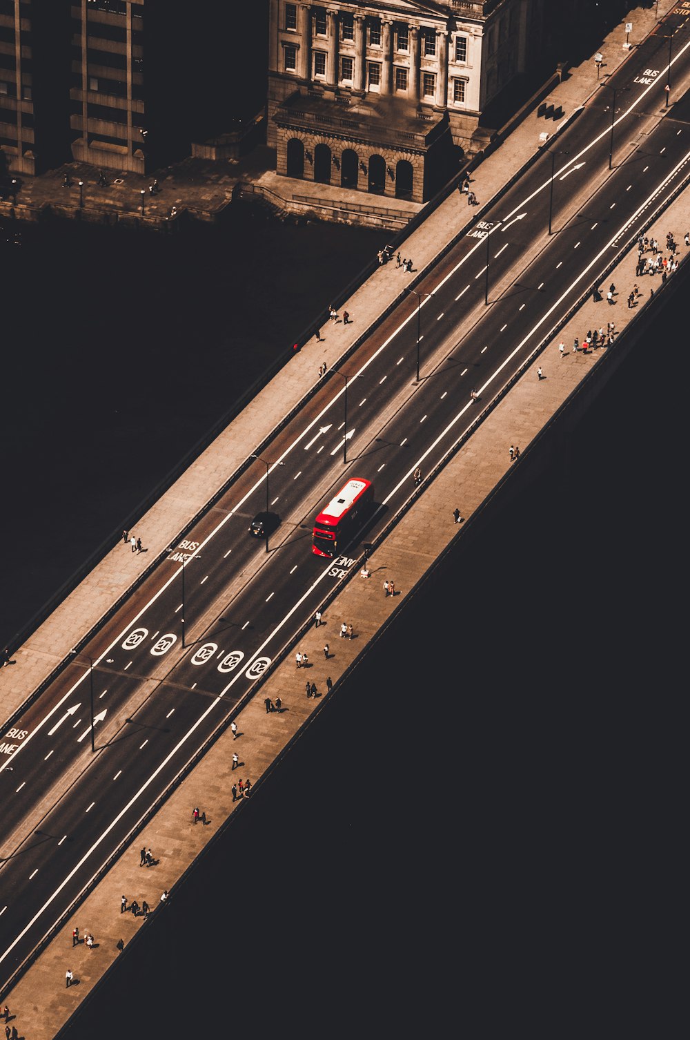 Bus rouge et blanc circulant sur le pont