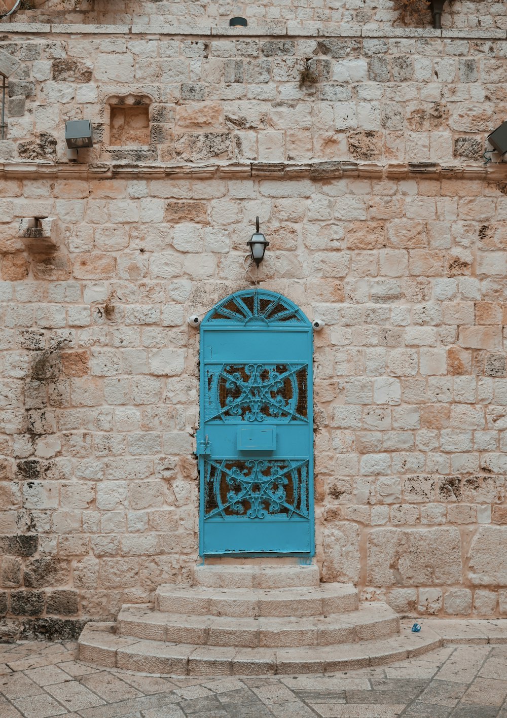 personne montrant une décoration murale en bois bleu