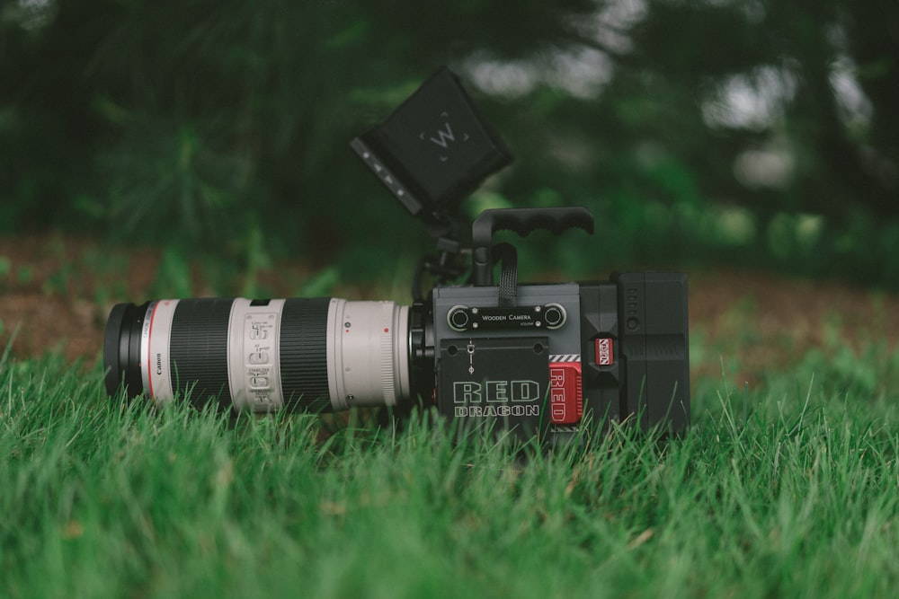 Fotografia a fuoco selettiva della videocamera professionale sul campo in erba