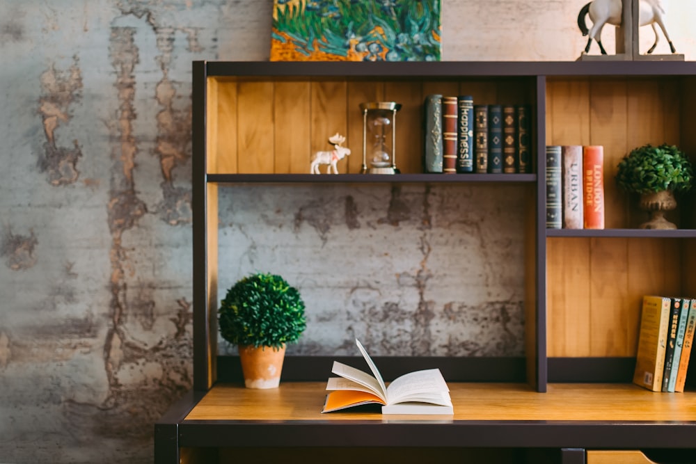 Déplier le livre sur le bureau