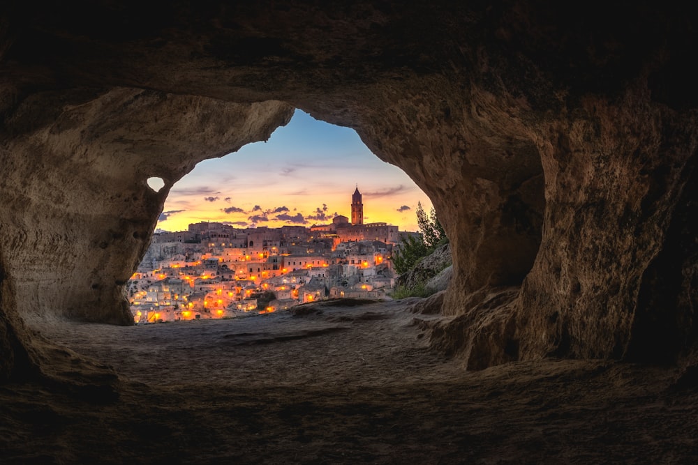 Grotta marrone con vista sulla città