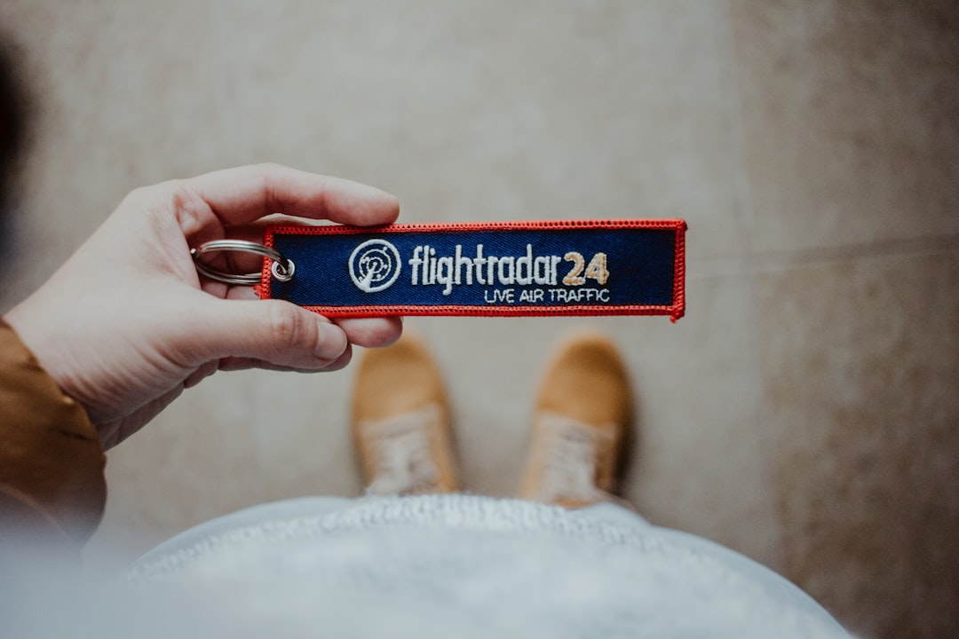 person holding Flightradar 24 card, LLavero de Flightradar24