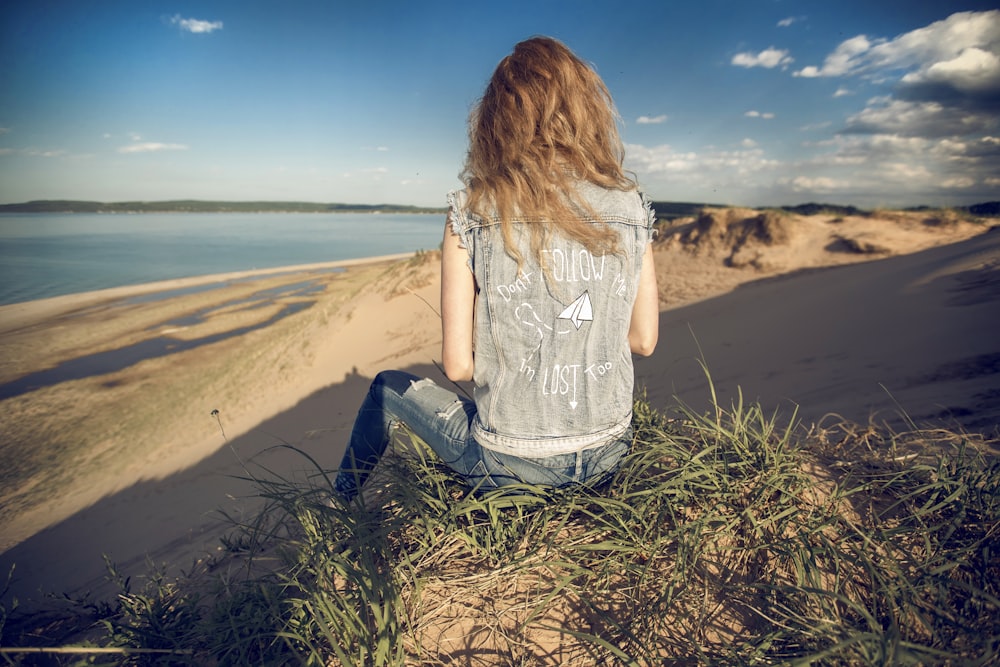 femme assise sur le bord de la montagne