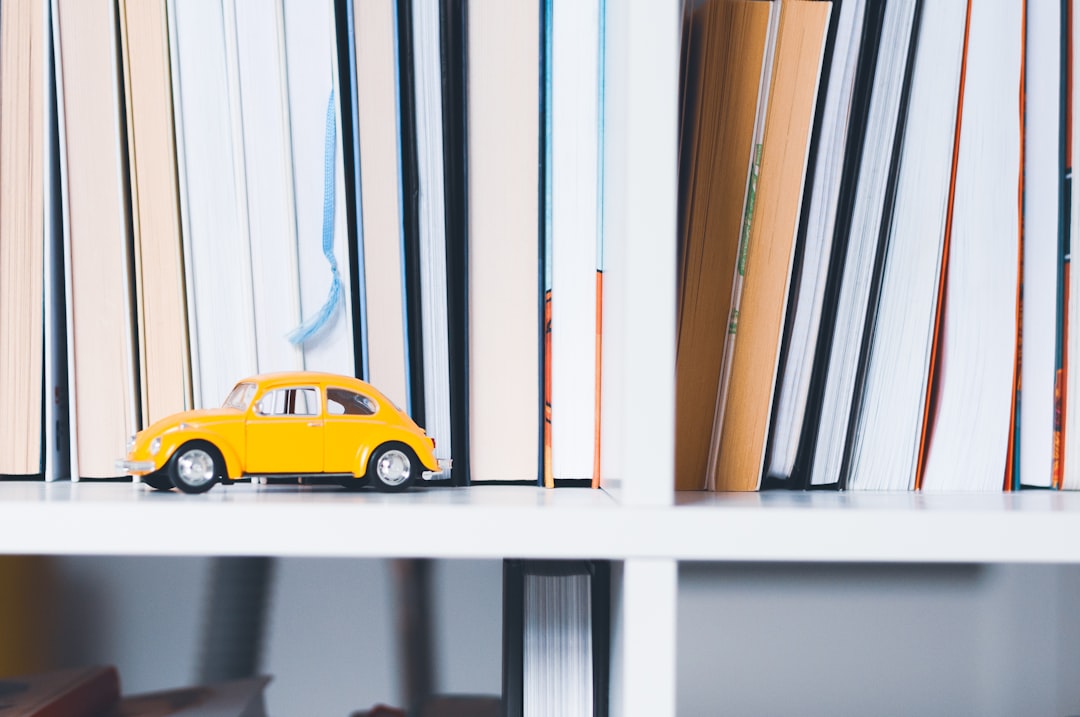 Love lots of books as a part of the interior especially if they are read and not just a decoration. I have lots of different ones on my bookshelves. I only wish I could read them faster 🤓Once I was reaching towards my next reading and figured out this tiny beetle is a great focal point for a shot 💛